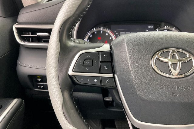 Used 2023 Toyota Highlander XLE AWD/4WD image 23