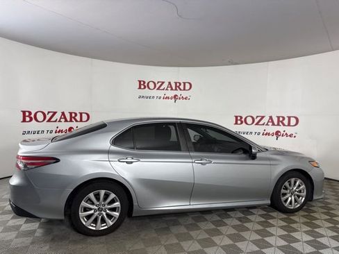 Used 2018 Toyota Camry LE image 9