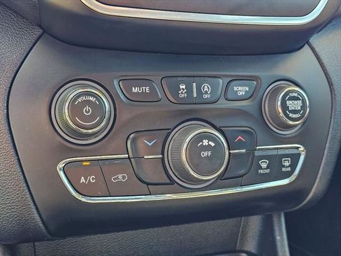 Certified 2022 Jeep Cherokee Latitude w/ Sun & Sound Group AWD/4WD image 28