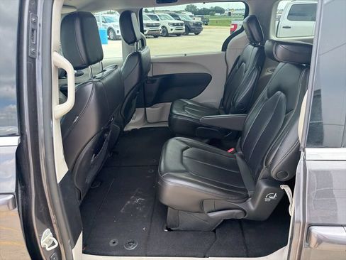 Used 2023 Chrysler Pacifica Touring-L FWD image 12