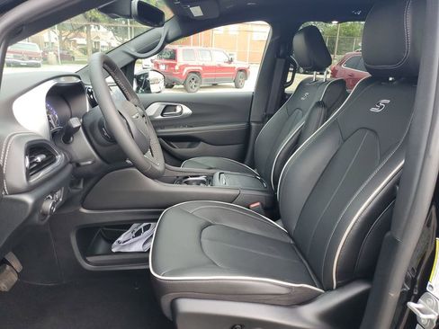 Used 2026 Chrysler Pacifica Limited w/ S Appearance Package FWD image 18