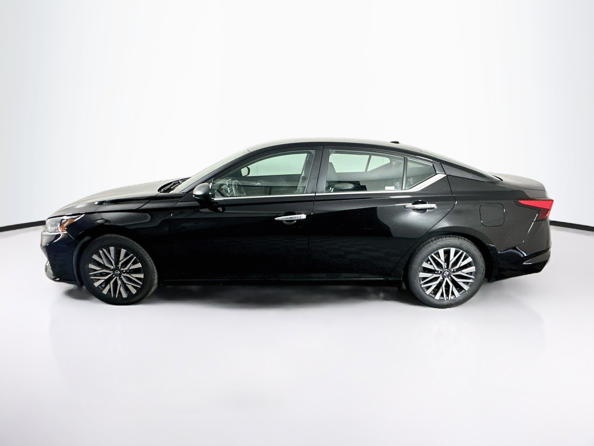 Used 2025 Nissan Altima 2.5 SV FWD image 4