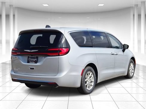New 2026 Chrysler Pacifica Select FWD image 3