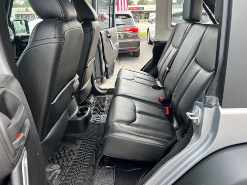 Used 2015 Jeep Wrangler Unlimited Rubicon AWD/4WD image 12