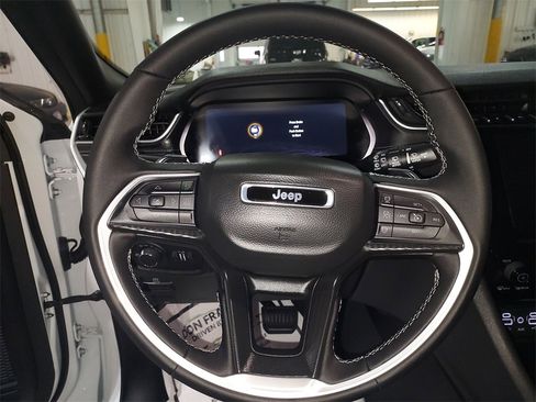 Used 2025 Jeep Grand Cherokee L Altitude image 20