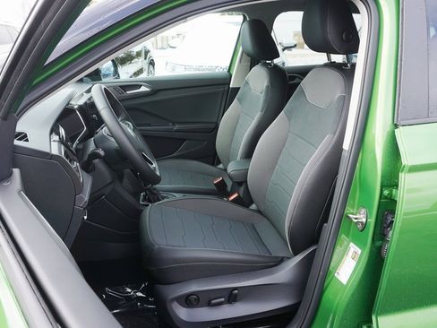 New 2026 Volkswagen Taos SE image 7