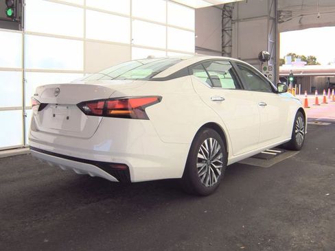 Used 2025 Nissan Altima 2.5 SV FWD image 4