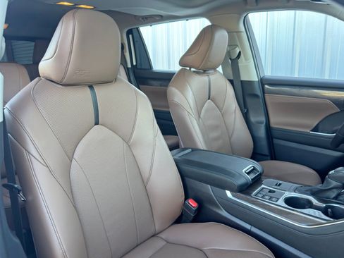 Used 2025 Toyota Highlander Limited image 40