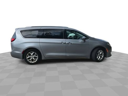 Used 2020 Chrysler Pacifica Limited image 2