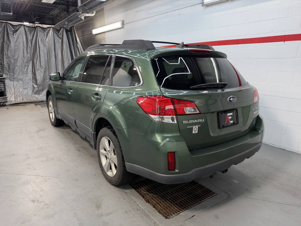 Used 2013 Subaru Outback 2.5i Limited w/ Moonroof Pkg AWD/4WD image 6