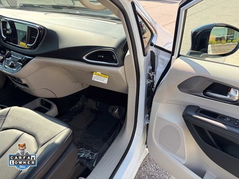 Used 2024 Chrysler Pacifica Touring-L FWD image 21