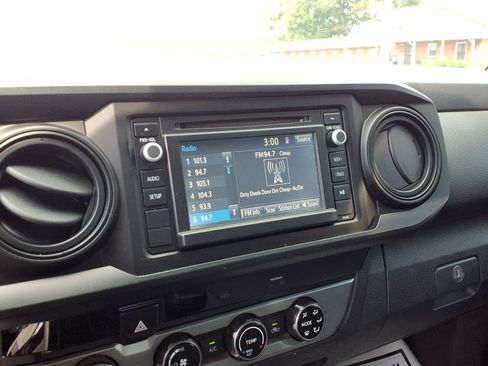 Used 2017 Toyota Tacoma SR AWD/4WD image 9