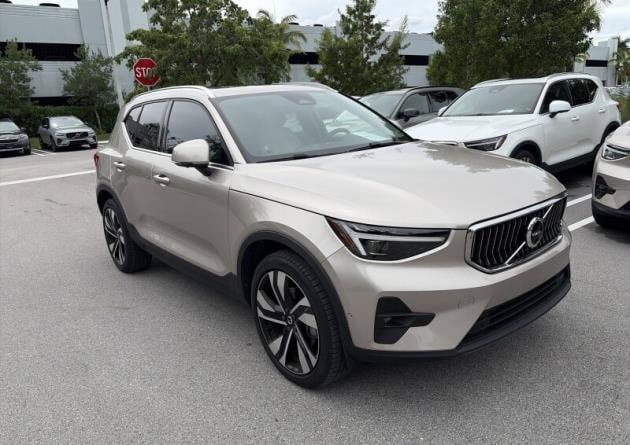 Certified 2024 Volvo XC40 B5 Plus AWD/4WD image 1