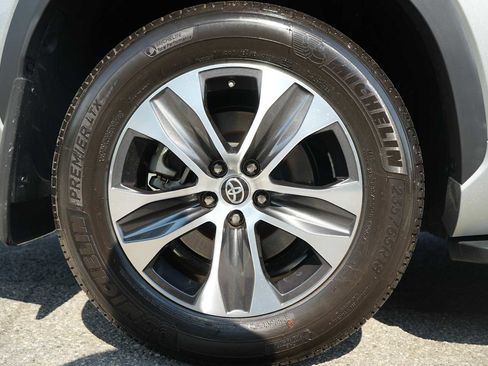 Used 2022 Toyota Highlander XLE AWD/4WD image 10