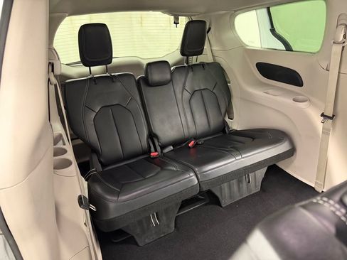 Used 2023 Chrysler Pacifica Touring-L FWD image 15
