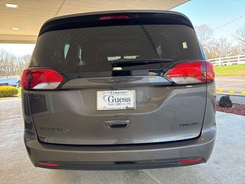 Used 2020 Chrysler Pacifica Limited w/ S Appearance Package FWD image 8