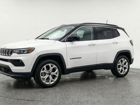 Used 2025 Jeep Compass Latitude AWD/4WD image 3