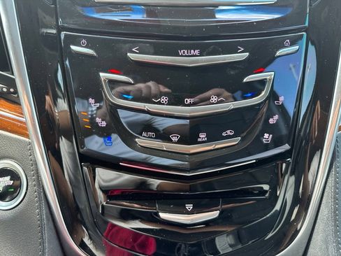 Used 2019 Cadillac Escalade Luxury AWD/4WD image 11
