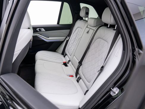 Used 2023 BMW X5 xDrive40i w/ M Sport Package image 17