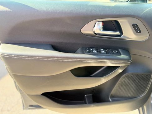 Used 2025 Chrysler Pacifica Select FWD image 11