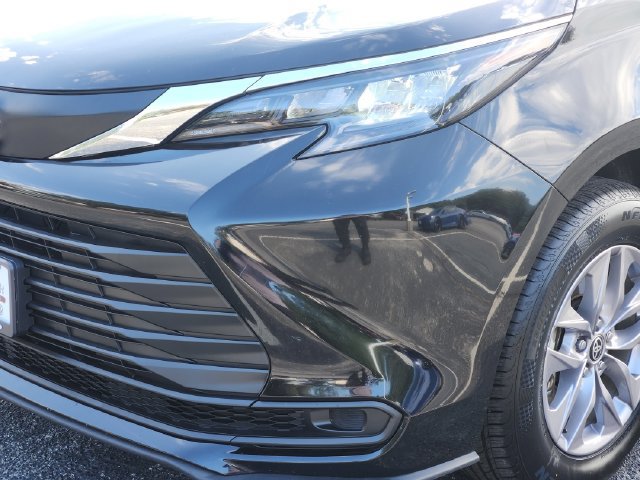 Certified 2025 Toyota Sienna LE FWD image 8