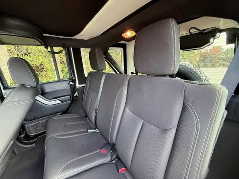 Used 2017 Jeep Wrangler Unlimited Sahara w/ Connectivity Group image 32