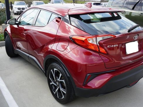 Used 2018 Toyota C-HR XLE image 4
