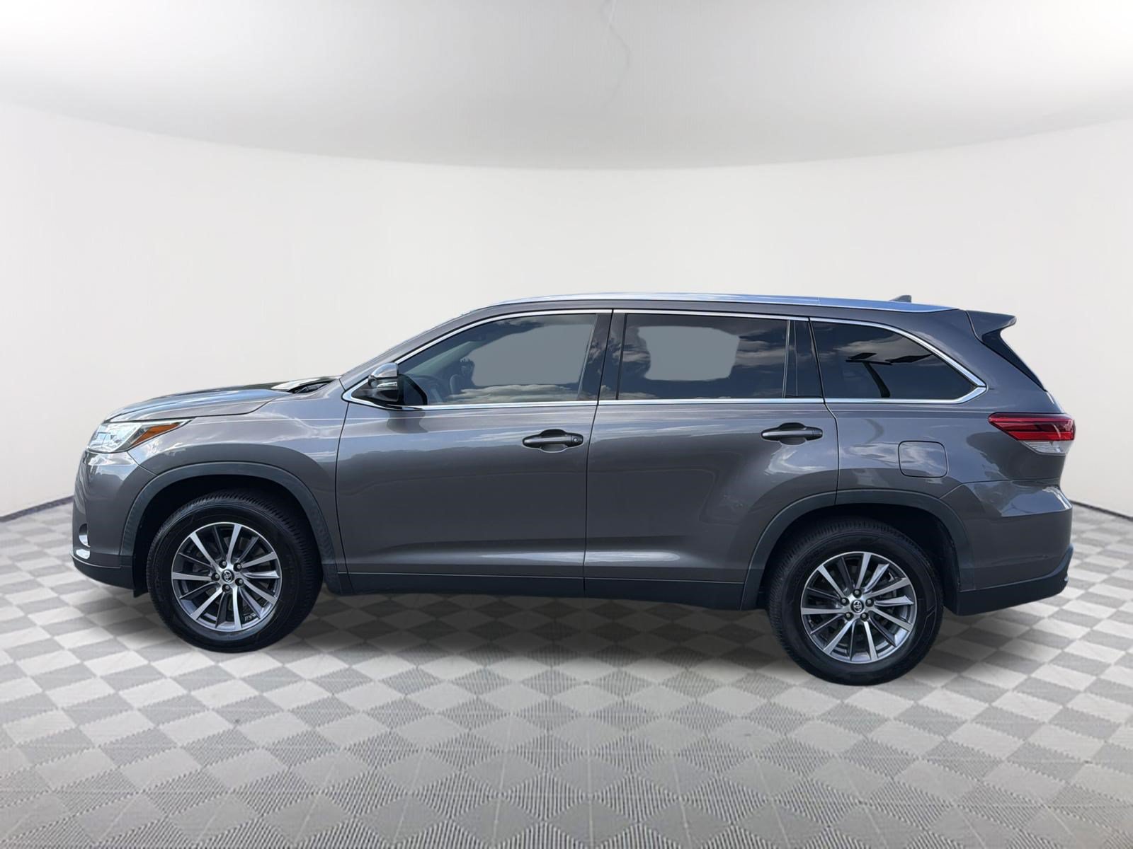 Used 2019 Toyota Highlander XLE FWD image 12
