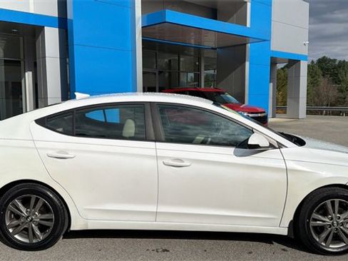 Used 2017 Hyundai Elantra SE image 3