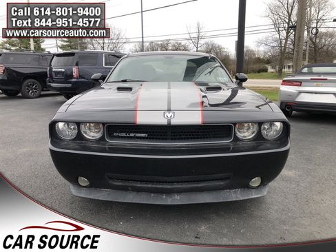 Used 2010 Dodge Challenger SE image 2