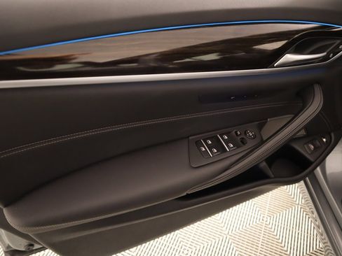 Used 2023 BMW 530e w/ Premium Package image 18