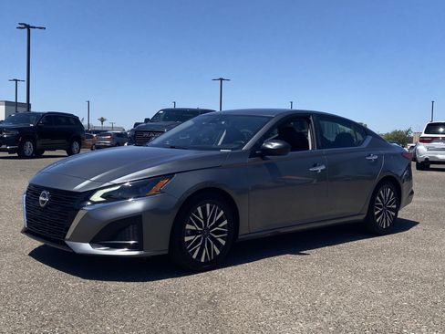 Used 2024 Nissan Altima 2.5 SV FWD image 2