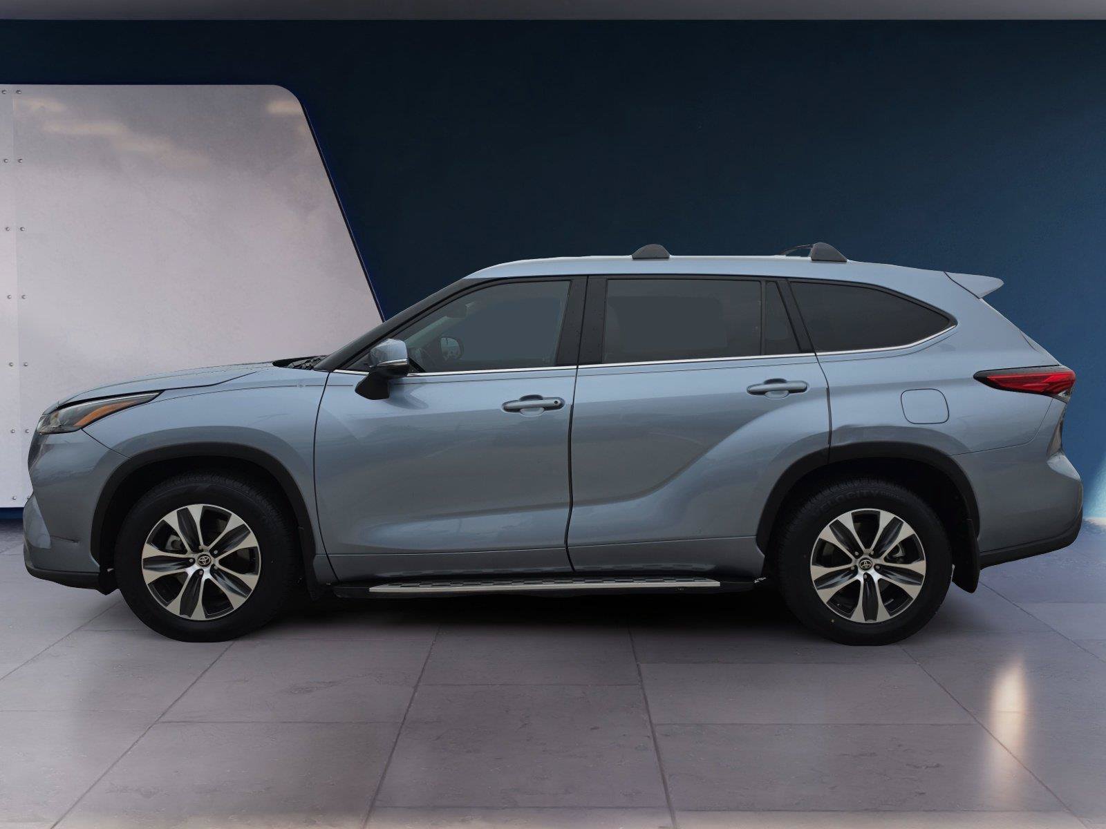 Used 2022 Toyota Highlander XLE AWD/4WD image 2