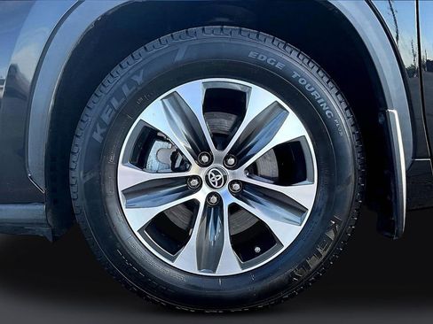 Used 2022 Toyota Highlander XLE AWD/4WD image 37