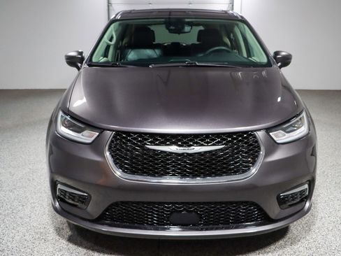 Used 2023 Chrysler Pacifica Touring-L FWD image 4