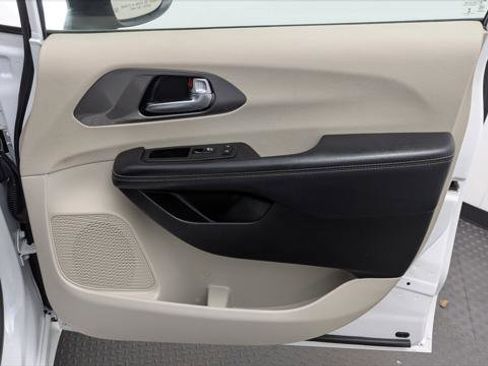 Used 2023 Chrysler Pacifica Touring-L FWD image 23
