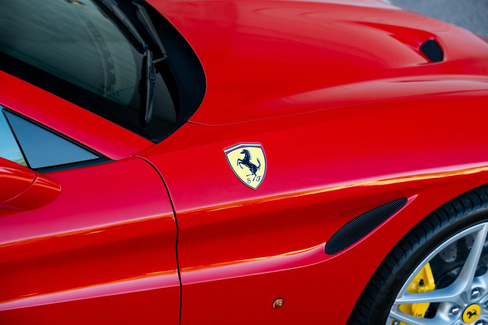 Used 2015 Ferrari California T RWD image 9