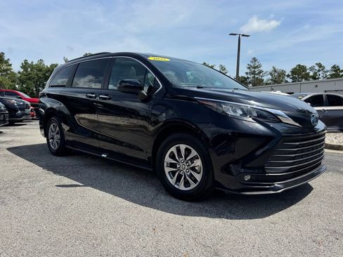 Used 2025 Toyota Sienna XLE FWD image 11