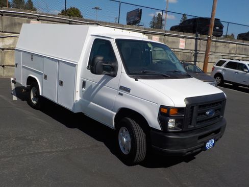 Used 2013 Ford E-350 and Econoline 350 Super Duty w/ Class I Trailer Tow Pkg RWD image 3