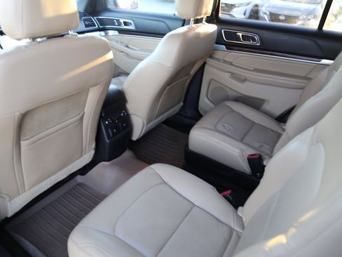 Used 2017 Ford Explorer Limited image 16