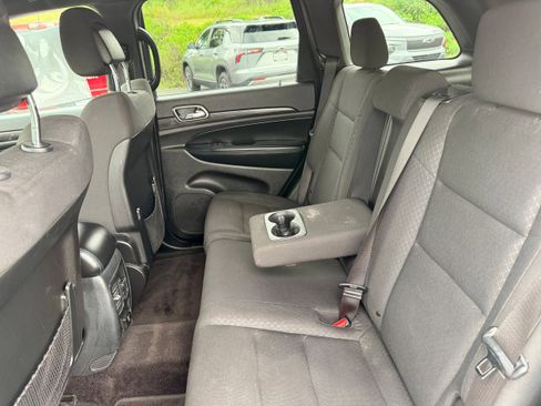 Used 2019 Jeep Grand Cherokee Laredo AWD/4WD image 12