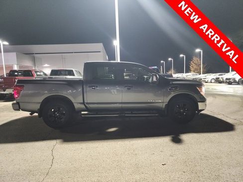 Used 2017 Nissan Titan SV image 2