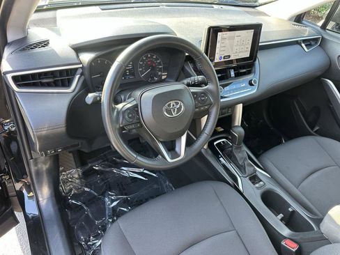 Used 2023 Toyota Corolla Cross LE image 2