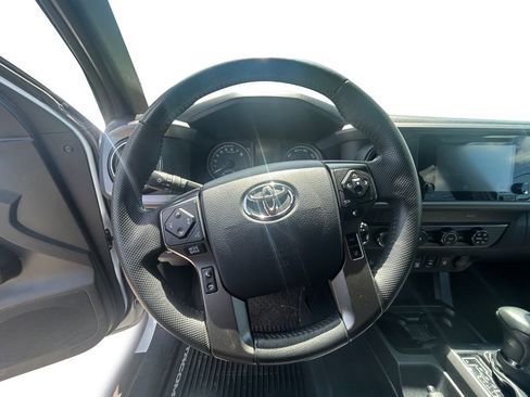Used 2019 Toyota Tacoma TRD Off-Road w/ Technology Package AWD/4WD image 12