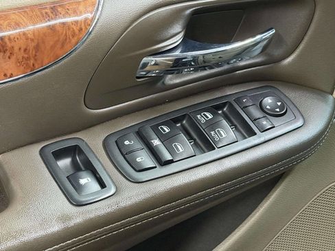 Used 2011 Chrysler Town & Country Touring-L image 13