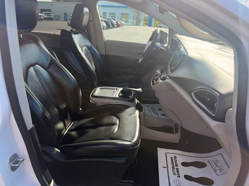 Used 2023 Chrysler Pacifica Touring-L FWD image 45