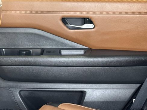 Used 2024 Nissan Pathfinder Platinum w/ Black Appearance Package image 16