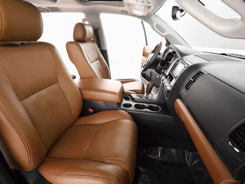 Used 2018 Toyota Sequoia Platinum image 25