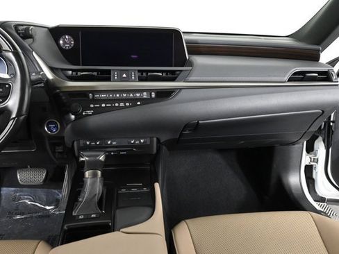 Used 2019 Lexus ES 300h image 16