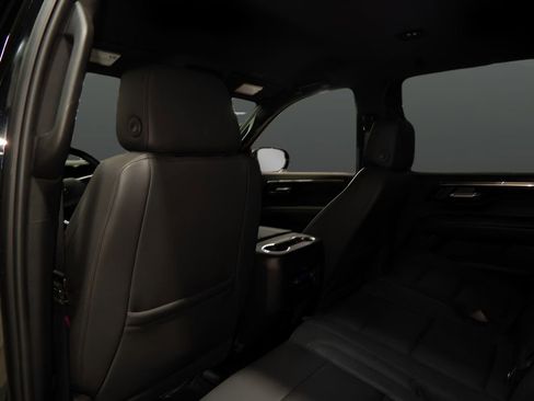 Used 2025 Chevrolet Suburban Z71 AWD/4WD image 34